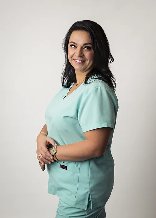 dr hab Oksana Samoiliuk w zielonym scrubs